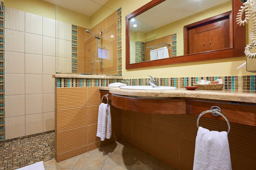 The bathroom of Mosaique Beachfront rooms in Taba Hieghts Sinai with a wide mirror and shower